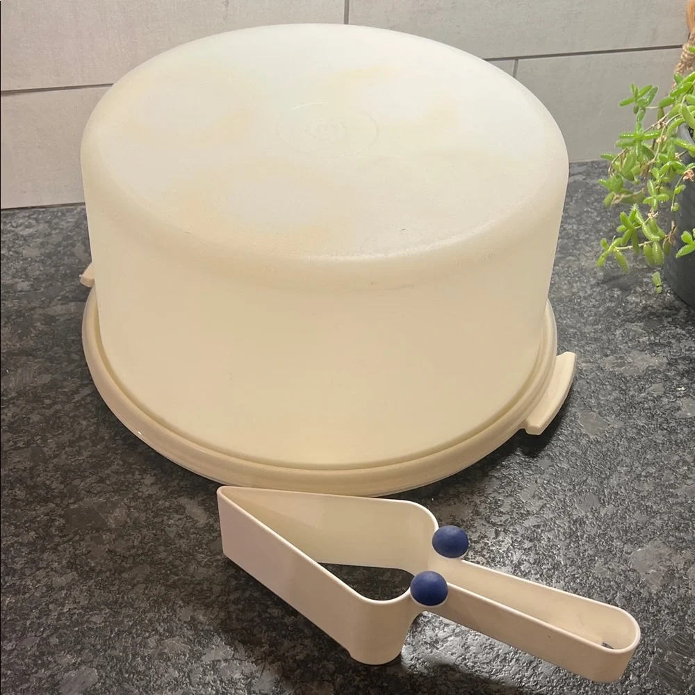 Vintage Tupperware White Cake Carrier with free Tupperware cake cutter included